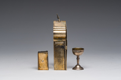 Coffret de communion de voyage en argent pour pr&ecirc;tre orthodoxe &agrave; d&eacute;cor de crucifixion grav&eacute;, 84 zolotnik, Moscou, Russie, dat&eacute; 1878