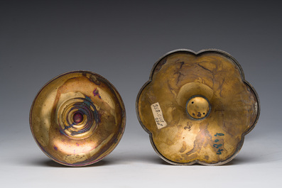 Ciboire n&eacute;o-gothique en argent partiellement dor&eacute; et partiellement guilloch&eacute; &agrave; d&eacute;cor des armoiries papales, poin&ccedil;on du ma&icirc;tre Louis Guillat, 19&egrave;me s.