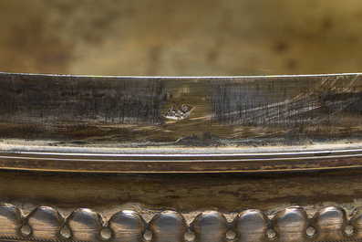 Ciboire n&eacute;o-gothique en argent partiellement dor&eacute; et partiellement guilloch&eacute; &agrave; d&eacute;cor des armoiries papales, poin&ccedil;on du ma&icirc;tre Louis Guillat, 19&egrave;me s.