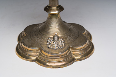Ciboire n&eacute;o-gothique en argent partiellement dor&eacute; et partiellement guilloch&eacute; &agrave; d&eacute;cor des armoiries papales, poin&ccedil;on du ma&icirc;tre Louis Guillat, 19&egrave;me s.