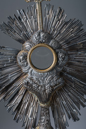 Ostensoir en argent partiellement dor&eacute; surmont&eacute; d'une couronne en m&eacute;tal dor&eacute;, poin&ccedil;on du ma&icirc;tre Pierre-Henry Favier, 950/000, France, 19&egrave;me si&egrave;cle