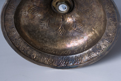 Ciboire en argent &agrave; d&eacute;cor dede motifs floraux grav&eacute;s et des armoiries de la famille Quintin (de Kercadio) de Bretagne, France, 19&egrave;me si&egrave;cle