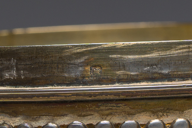 Ciboire n&eacute;o-gothique en argent partiellement dor&eacute; et partiellement guilloch&eacute; &agrave; d&eacute;cor des armoiries papales, poin&ccedil;on du ma&icirc;tre Louis Guillat, 19&egrave;me s.