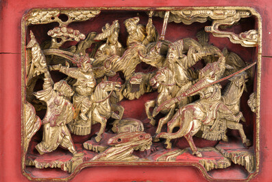 Deux panneaux en bois laqu&eacute; et dor&eacute; &agrave; d&eacute;cor figuratif, dont l'un est sign&eacute;, Chine, 19&egrave;me/20&egrave;me si&egrave;cle