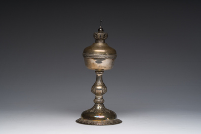 Ciboire en argent &agrave; d&eacute;cor dede motifs floraux grav&eacute;s et des armoiries de la famille Quintin (de Kercadio) de Bretagne, France, 19&egrave;me si&egrave;cle