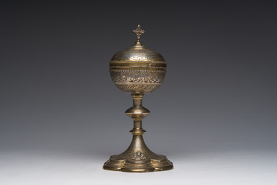 Ciboire n&eacute;o-gothique en argent partiellement dor&eacute; et partiellement guilloch&eacute; &agrave; d&eacute;cor des armoiries papales, poin&ccedil;on du ma&icirc;tre Louis Guillat, 19&egrave;me s.