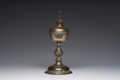 Ciboire en argent &agrave; d&eacute;cor dede motifs floraux grav&eacute;s et des armoiries de la famille Quintin (de Kercadio) de Bretagne, France, 19&egrave;me si&egrave;cle