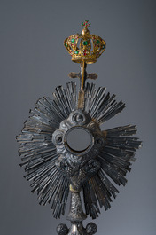 Ostensoir en argent partiellement dor&eacute; surmont&eacute; d'une couronne en m&eacute;tal dor&eacute;, poin&ccedil;on du ma&icirc;tre Pierre-Henry Favier, 950/000, France, 19&egrave;me si&egrave;cle