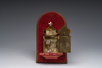 Coffret de communion de voyage en argent pour pr&ecirc;tre orthodoxe &agrave; d&eacute;cor de crucifixion grav&eacute;, 84 zolotnik, Moscou, Russie, dat&eacute; 1878