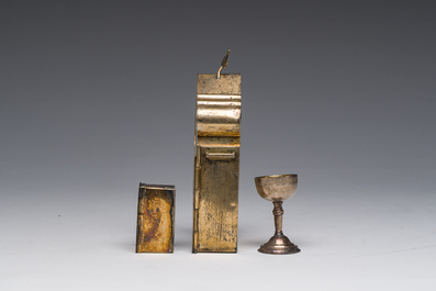 Coffret de communion de voyage en argent pour pr&ecirc;tre orthodoxe &agrave; d&eacute;cor de crucifixion grav&eacute;, 84 zolotnik, Moscou, Russie, dat&eacute; 1878