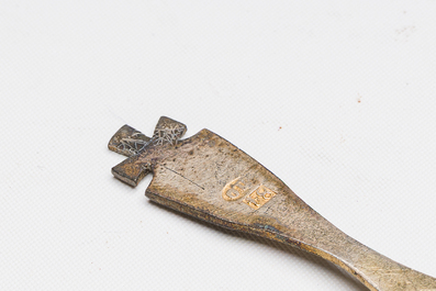 Coffret de communion de voyage en argent pour pr&ecirc;tre orthodoxe &agrave; d&eacute;cor de crucifixion grav&eacute;, 84 zolotnik, Moscou, Russie, dat&eacute; 1878