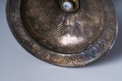 Ciboire en argent &agrave; d&eacute;cor dede motifs floraux grav&eacute;s et des armoiries de la famille Quintin (de Kercadio) de Bretagne, France, 19&egrave;me si&egrave;cle