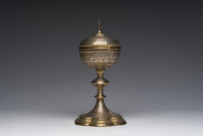 Ciboire n&eacute;o-gothique en argent partiellement dor&eacute; et partiellement guilloch&eacute; &agrave; d&eacute;cor des armoiries papales, poin&ccedil;on du ma&icirc;tre Louis Guillat, 19&egrave;me s.