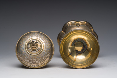 Ciboire n&eacute;o-gothique en argent partiellement dor&eacute; et partiellement guilloch&eacute; &agrave; d&eacute;cor des armoiries papales, poin&ccedil;on du ma&icirc;tre Louis Guillat, 19&egrave;me s.