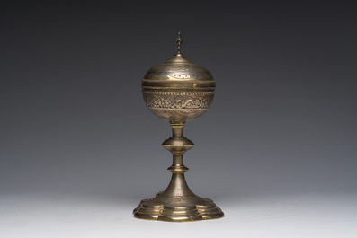 Ciboire n&eacute;o-gothique en argent partiellement dor&eacute; et partiellement guilloch&eacute; &agrave; d&eacute;cor des armoiries papales, poin&ccedil;on du ma&icirc;tre Louis Guillat, 19&egrave;me s.