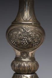 Ciboire en argent &agrave; d&eacute;cor dede motifs floraux grav&eacute;s et des armoiries de la famille Quintin (de Kercadio) de Bretagne, France, 19&egrave;me si&egrave;cle