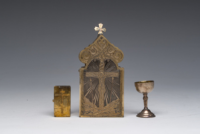 Coffret de communion de voyage en argent pour pr&ecirc;tre orthodoxe &agrave; d&eacute;cor de crucifixion grav&eacute;, 84 zolotnik, Moscou, Russie, dat&eacute; 1878