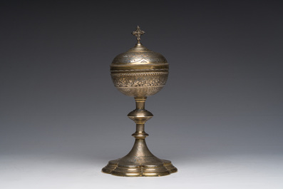 Ciboire n&eacute;o-gothique en argent partiellement dor&eacute; et partiellement guilloch&eacute; &agrave; d&eacute;cor des armoiries papales, poin&ccedil;on du ma&icirc;tre Louis Guillat, 19&egrave;me s.