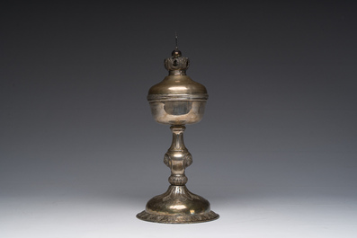 Ciboire en argent &agrave; d&eacute;cor dede motifs floraux grav&eacute;s et des armoiries de la famille Quintin (de Kercadio) de Bretagne, France, 19&egrave;me si&egrave;cle