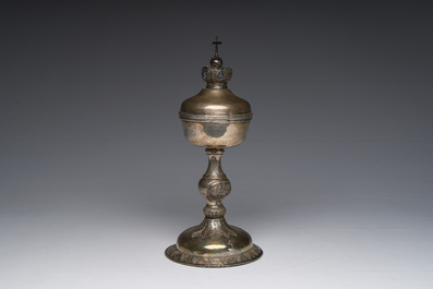 Ciboire en argent &agrave; d&eacute;cor dede motifs floraux grav&eacute;s et des armoiries de la famille Quintin (de Kercadio) de Bretagne, France, 19&egrave;me si&egrave;cle