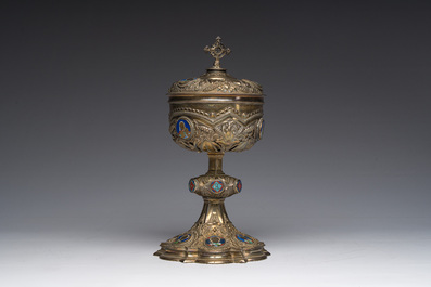 Ciboire en argent n&eacute;o-gothique &agrave; d&eacute;cor de de motifs floraux en relief et d'&eacute;maux, poin&ccedil;on de ma&icirc;tre Antoine Jolivet, France, 19&egrave;me si&egrave;cle