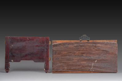 Deux panneaux en bois laqu&eacute; et dor&eacute; &agrave; d&eacute;cor figuratif, dont l'un est sign&eacute;, Chine, 19&egrave;me/20&egrave;me si&egrave;cle