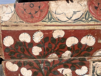 Een bijzonder Sri Lankaans polychroom gedecoreerd houten wandpaneel met een eerbetuiging aan Boeddha, 18de/19de eeuw