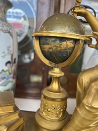 Een Franse Empire verguld bronzen en vert de mer marmeren pendule bekroond met 'L'&eacute;tude de l'astronomie' naar Jean-Andr&eacute; Reiche (1752-1817), 19de eeuw