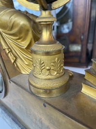 Een Franse Empire verguld bronzen en vert de mer marmeren pendule bekroond met 'L'&eacute;tude de l'astronomie' naar Jean-Andr&eacute; Reiche (1752-1817), 19de eeuw