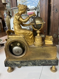 Een Franse Empire verguld bronzen en vert de mer marmeren pendule bekroond met 'L'&eacute;tude de l'astronomie' naar Jean-Andr&eacute; Reiche (1752-1817), 19de eeuw