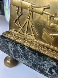 Een Franse Empire verguld bronzen en vert de mer marmeren pendule bekroond met 'L'&eacute;tude de l'astronomie' naar Jean-Andr&eacute; Reiche (1752-1817), 19de eeuw