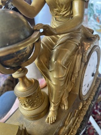 Een Franse Empire verguld bronzen en vert de mer marmeren pendule bekroond met 'L'&eacute;tude de l'astronomie' naar Jean-Andr&eacute; Reiche (1752-1817), 19de eeuw