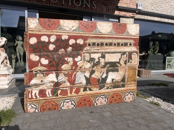 Een bijzonder Sri Lankaans polychroom gedecoreerd houten wandpaneel met een eerbetuiging aan Boeddha, 18de/19de eeuw