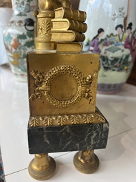 Een Franse Empire verguld bronzen en vert de mer marmeren pendule bekroond met 'L'&eacute;tude de l'astronomie' naar Jean-Andr&eacute; Reiche (1752-1817), 19de eeuw