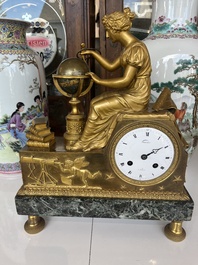 Een Franse Empire verguld bronzen en vert de mer marmeren pendule bekroond met 'L'&eacute;tude de l'astronomie' naar Jean-Andr&eacute; Reiche (1752-1817), 19de eeuw