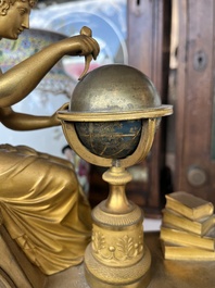 Een Franse Empire verguld bronzen en vert de mer marmeren pendule bekroond met 'L'&eacute;tude de l'astronomie' naar Jean-Andr&eacute; Reiche (1752-1817), 19de eeuw