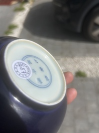 Soucoupe en porcelaine de Chine monochrome bleu, marque de Kangxi, 19&egrave;me/20&egrave;me si&egrave;cle