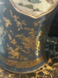 Paire de vases en porcelaine de Chine famille verte sur fond bleu poudr&eacute; &agrave; d&eacute;cor de sc&egrave;nes de palais, 19&egrave;me si&egrave;cle