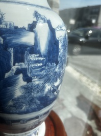 Vase en porcelaine de Chine bleu et blanc &agrave; d&eacute;cor de figures dans un paysage, Kangxi