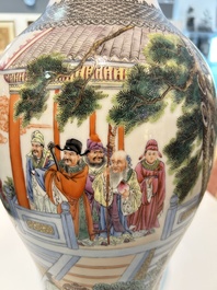 Een Chinese famille rose balustervaas met onsterfelijken in een paleistuin, Qianlong merk, Republiek, 20ste eeuw