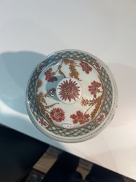 Paire de vases en porcelaine de Chine famille rose &agrave; d&eacute;cor floral, 19&egrave;me si&egrave;cle