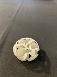 Een opengewerkt Chinees snijwerk in jade in de vorm van een lotusbloem, 19de/20ste eeuw