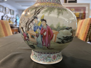 Vase de forme bouteille en porcelaine de Chine famille rose &agrave; d&eacute;cor de dames se d&eacute;tendant dans un jardin de palais, marque de Qianlong, 20&egrave;me si&egrave;cle