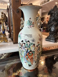 Vase en porcelaine de Chine famille rose &agrave; d&eacute;cor de lettr&eacute;s et d'antiquit&eacute;s au dos, 19&egrave;me/20&egrave;me si&egrave;cle