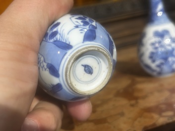 Paire de vases de forme bouteille en porcelaine de Chine bleu et blanc &agrave; d&eacute;cor de grues, Kangxi