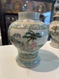 Een paar Chinese famille rose dekselvazen met geanimeerde sc&egrave;nes met onsterfelijken, vrouwen en kinderen, 19de eeuw