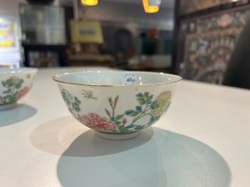 Een paar Chinese famille rose kommen met pioenen en vlinders, Jiangxi Zhen Pin merk, Republiek, 20ste eeuw