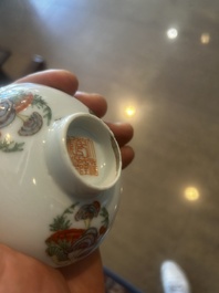 Een paar Chinese wucai dekselkommen met lingzhi, Qianlong merk, Republiek, 20ste eeuw