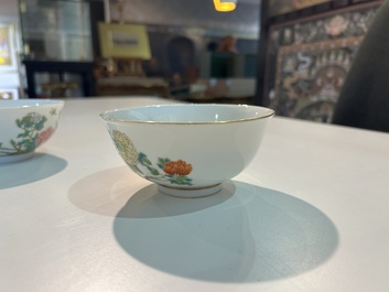 Een paar Chinese famille rose kommen met pioenen en vlinders, Jiangxi Zhen Pin merk, Republiek, 20ste eeuw