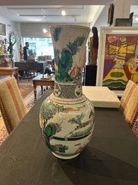 Vase en porcelaine de Chine famille verte dite 'de Nankin'  &agrave; d&eacute;cor de visite &agrave; la cour, 19&egrave;me si&egrave;cle